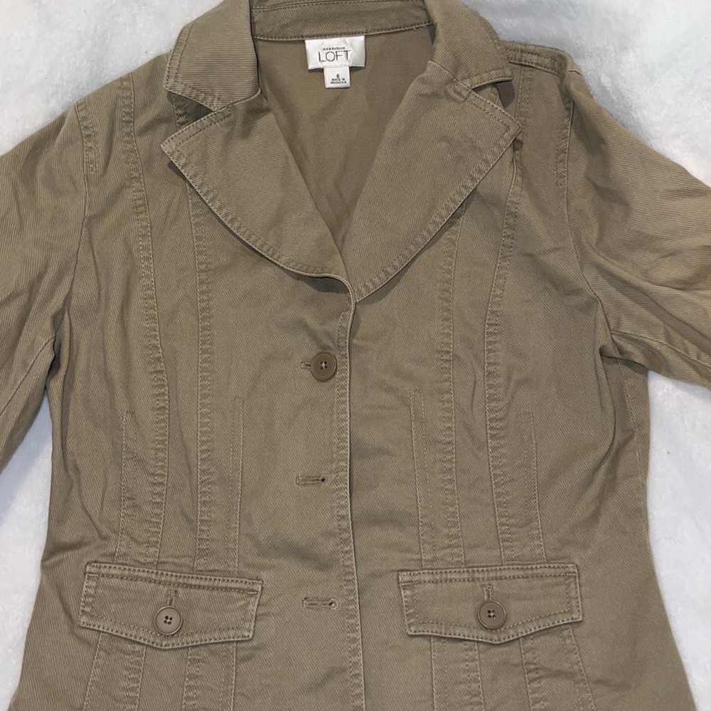 Never worn jacket, super cute can startle with almost anything!!